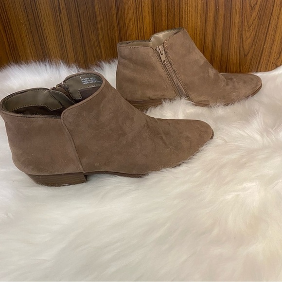 Sears women’s tan coloured  heeled booties‎ in size 8 - Picture 5 of 12